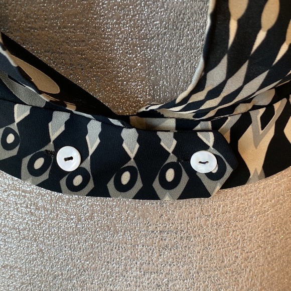 Louella Rose Geo Print Surplice Cutout Back Crop Top Size Small - Picture 6 of 11